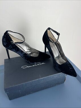Oscar de la Renta roos ankle strap pointed toe heels pumps navy blue velvet 38